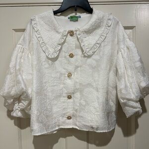 Beautiful blouse with puffy sleeves